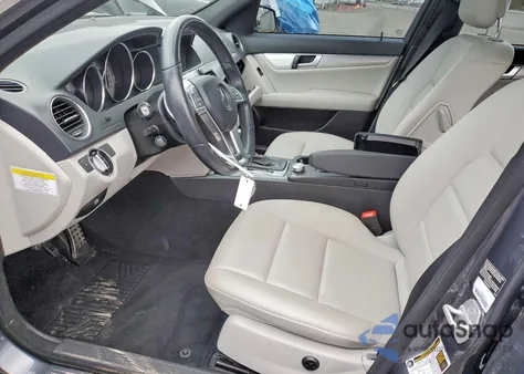 2014 Mercedes-Benz C 250 z USA, uszkodzony, nr VIN WDDGF4HB4ER317962